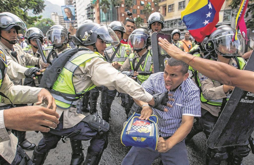Venezuelans protest dwindling availability of food, other necessities. Photo courtesy Venezuela 24 News
